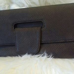 URBAN OUTFITTERS CLUTCH